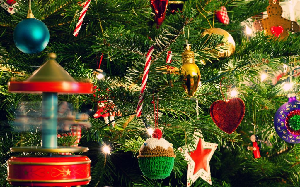 Радует глаз красивая елка