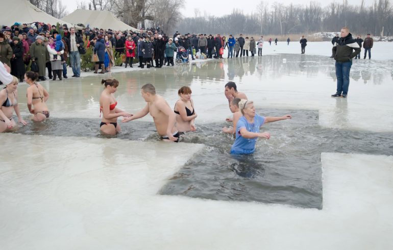 купание в проруби на Крещение