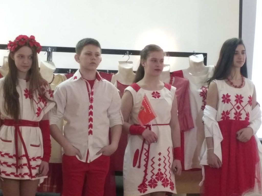 тинейджеры в нарядах с украинской вышивкой