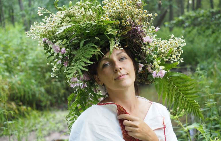 девушка в венке нарядилась на праздник Ивана Купала