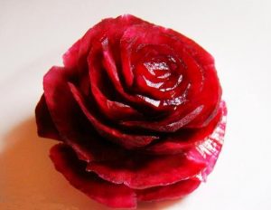вырезаем и свеклы розу