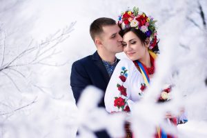 парень и девушка в украинской одежде