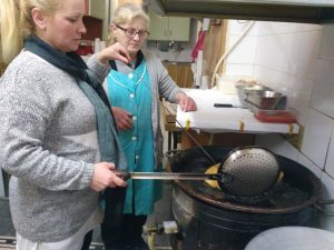 пицца фритта готовится в Неаполе