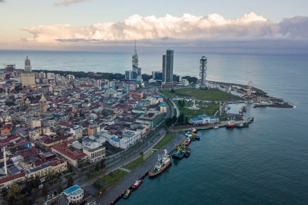 Батуми стоит на берегу Черного моря