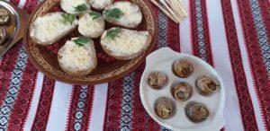 улитки и икра улиток на столе