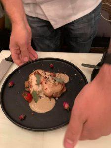 цыпленок под соусом из белых грибов