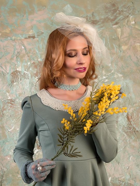 мимозы в руках у женщины