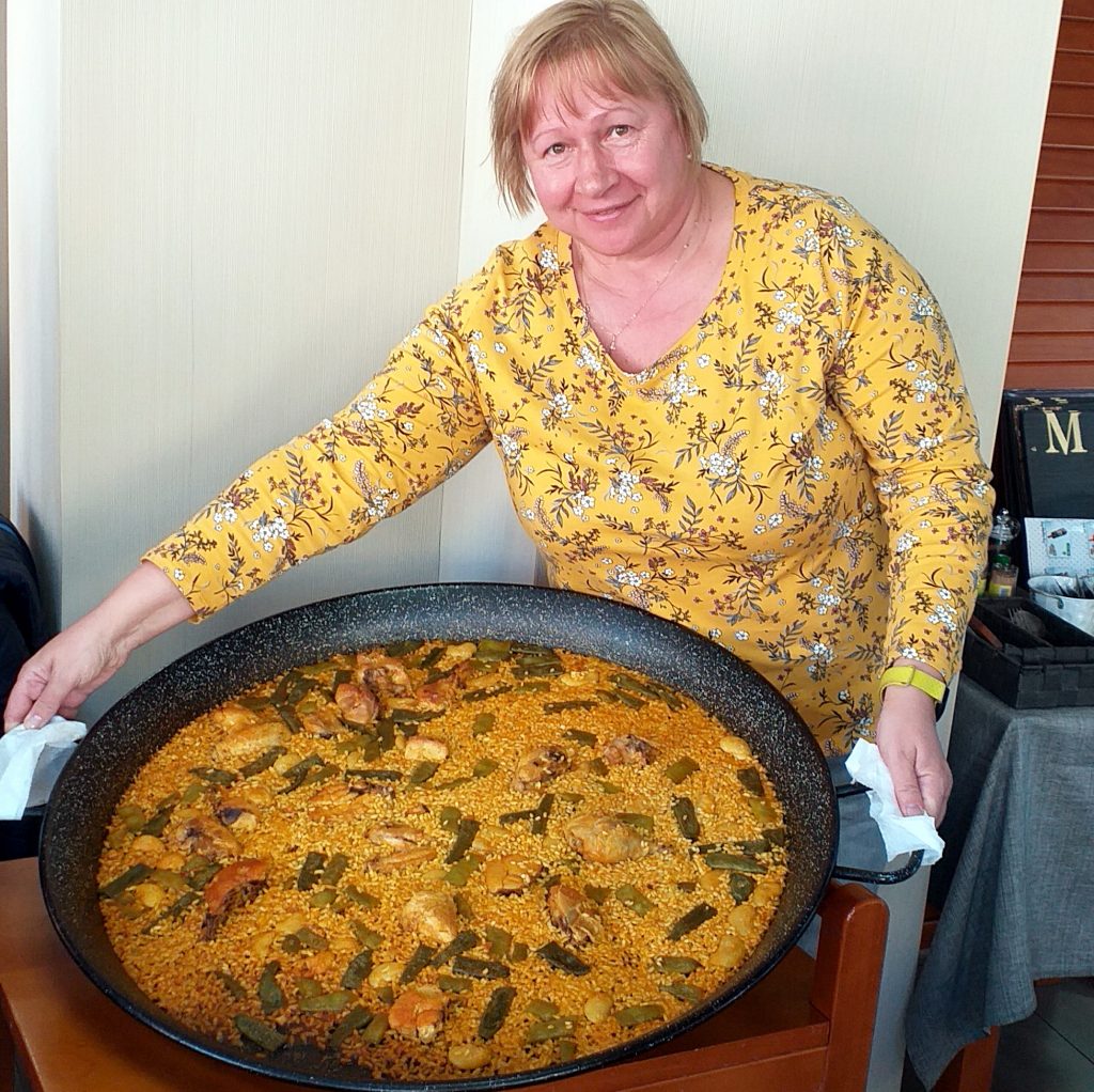 паэлья в большой сковороде