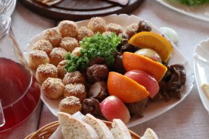 мясо с фруктами и картофельными пирожками
