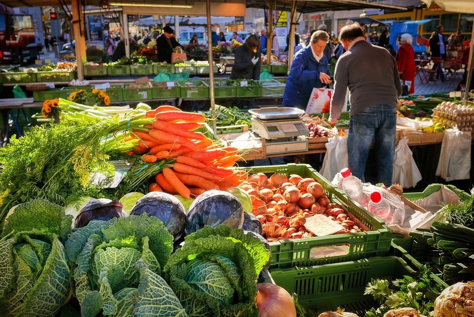 покупатель и продавец на рынке