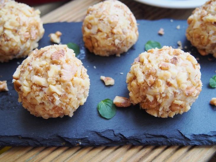 готовим сами творожные шарики с халвой и орехами