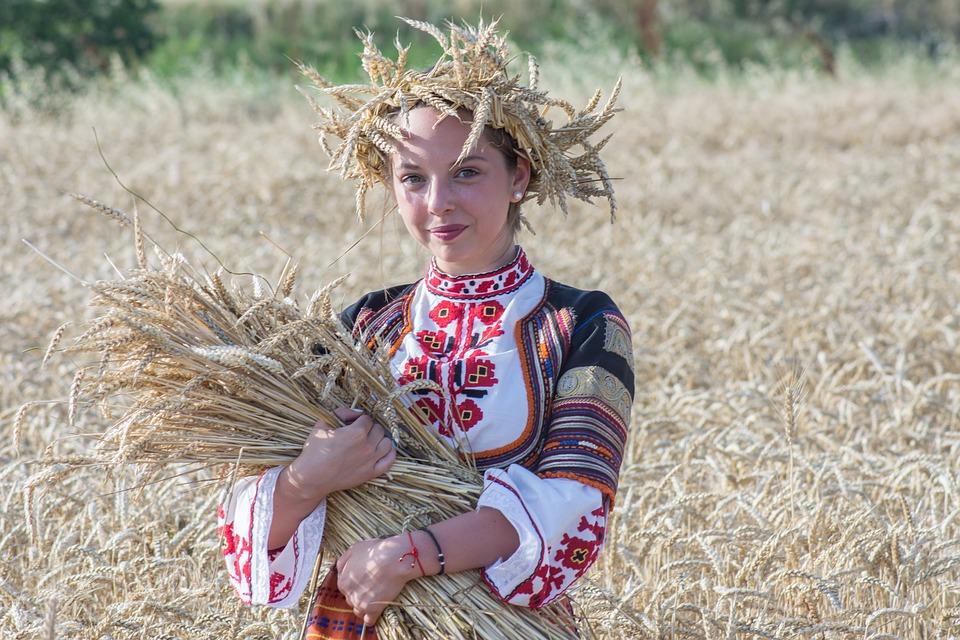 девушка на праздники урожая в поле