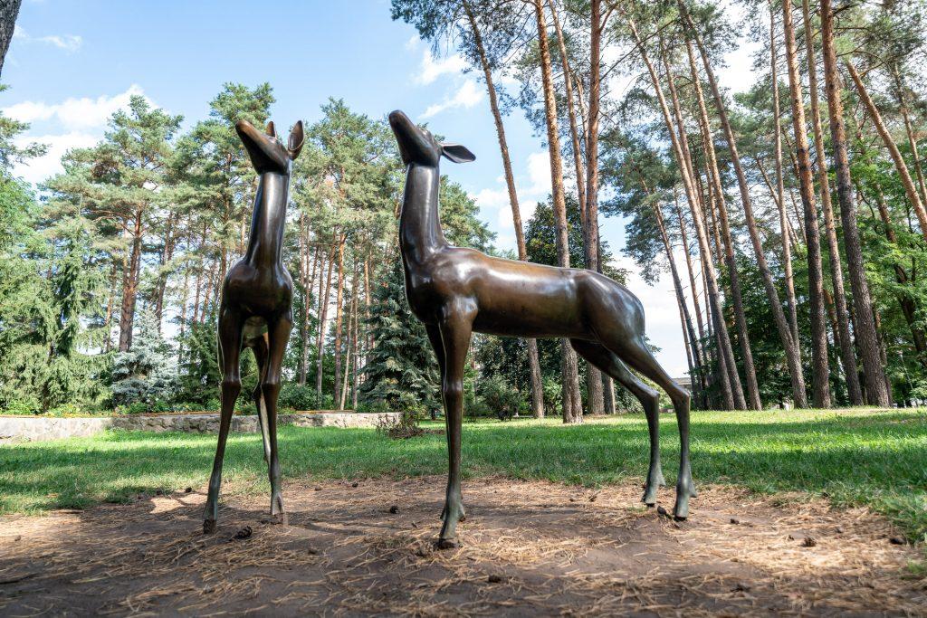 скульптуры в городском парке Славутича