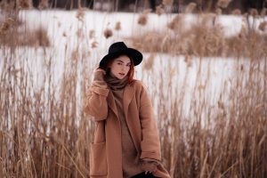 девушка в демисезонном пальто и шляпе