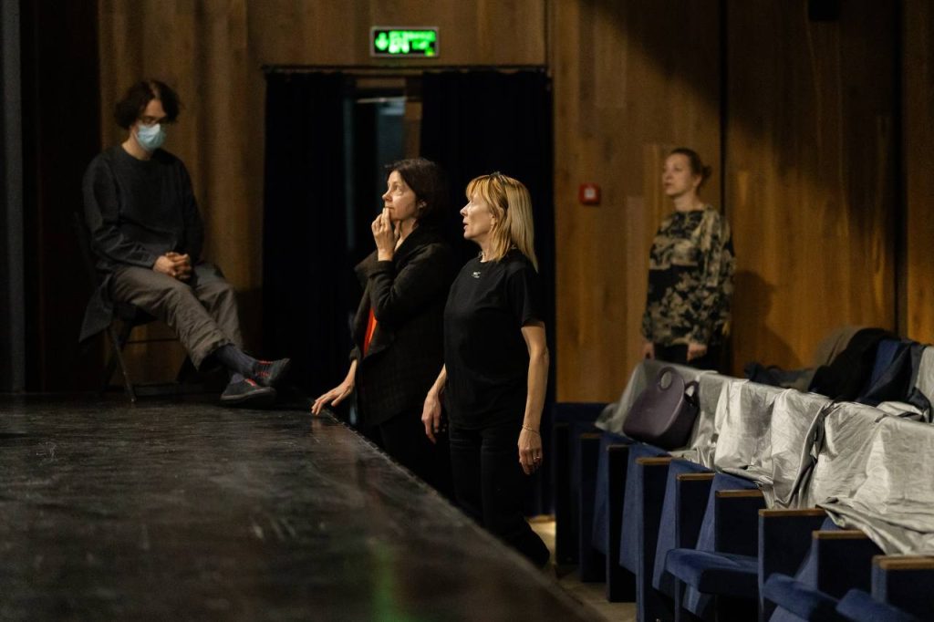 виставава у Театрі на Подолі 