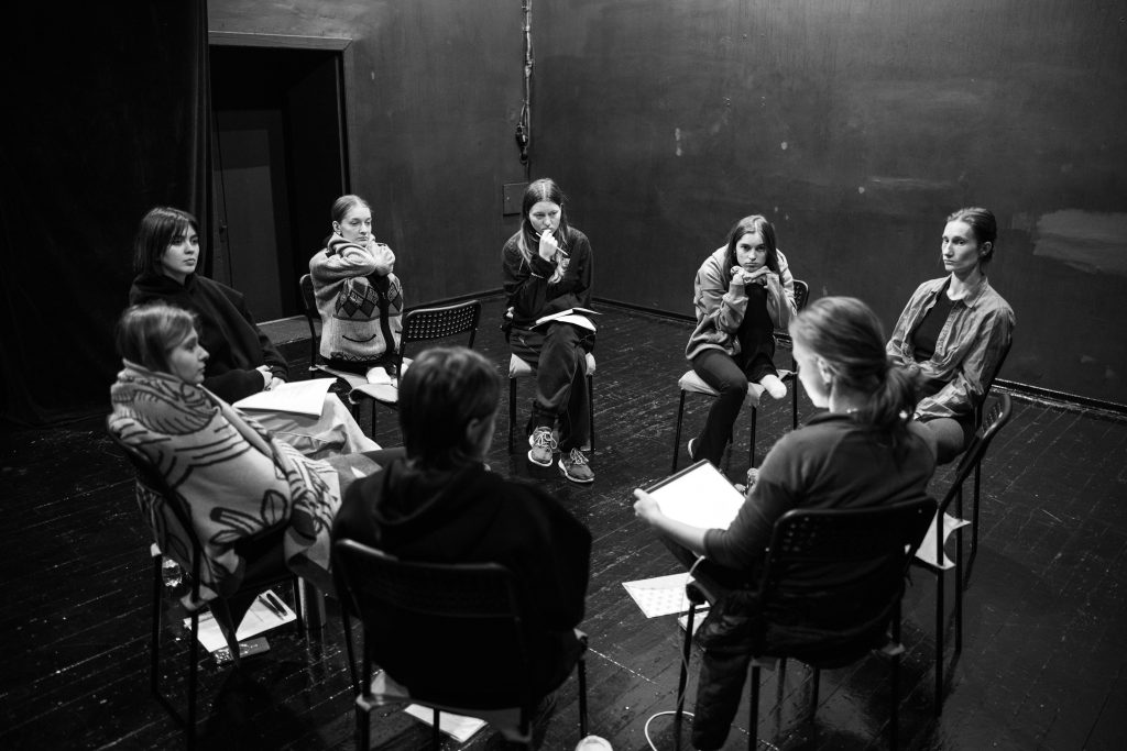 Прем'єра Місячні