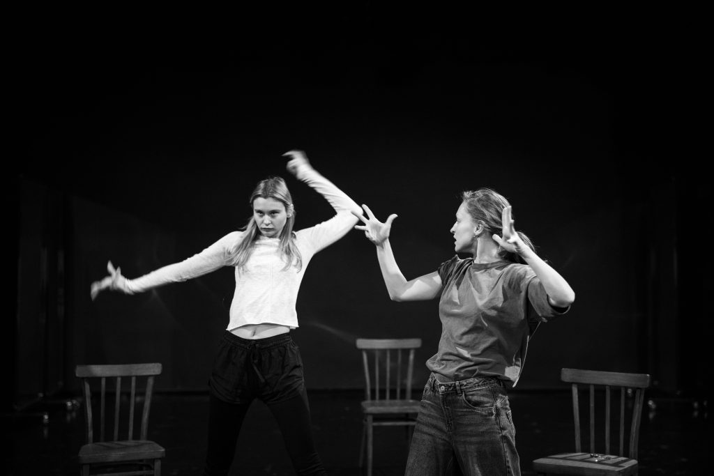 Вистава «Місячні»: